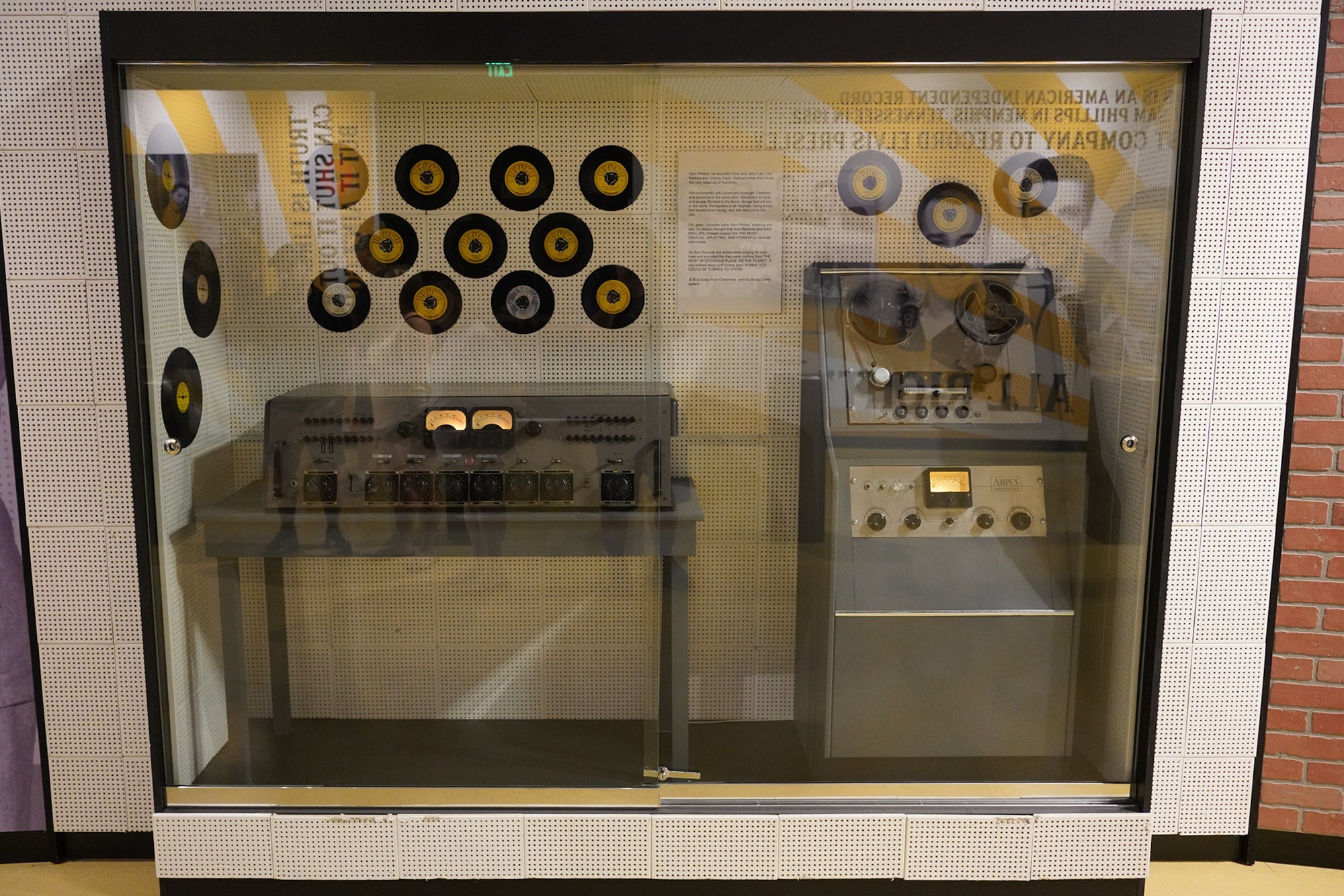 Graceland - Elvis Museum (18)