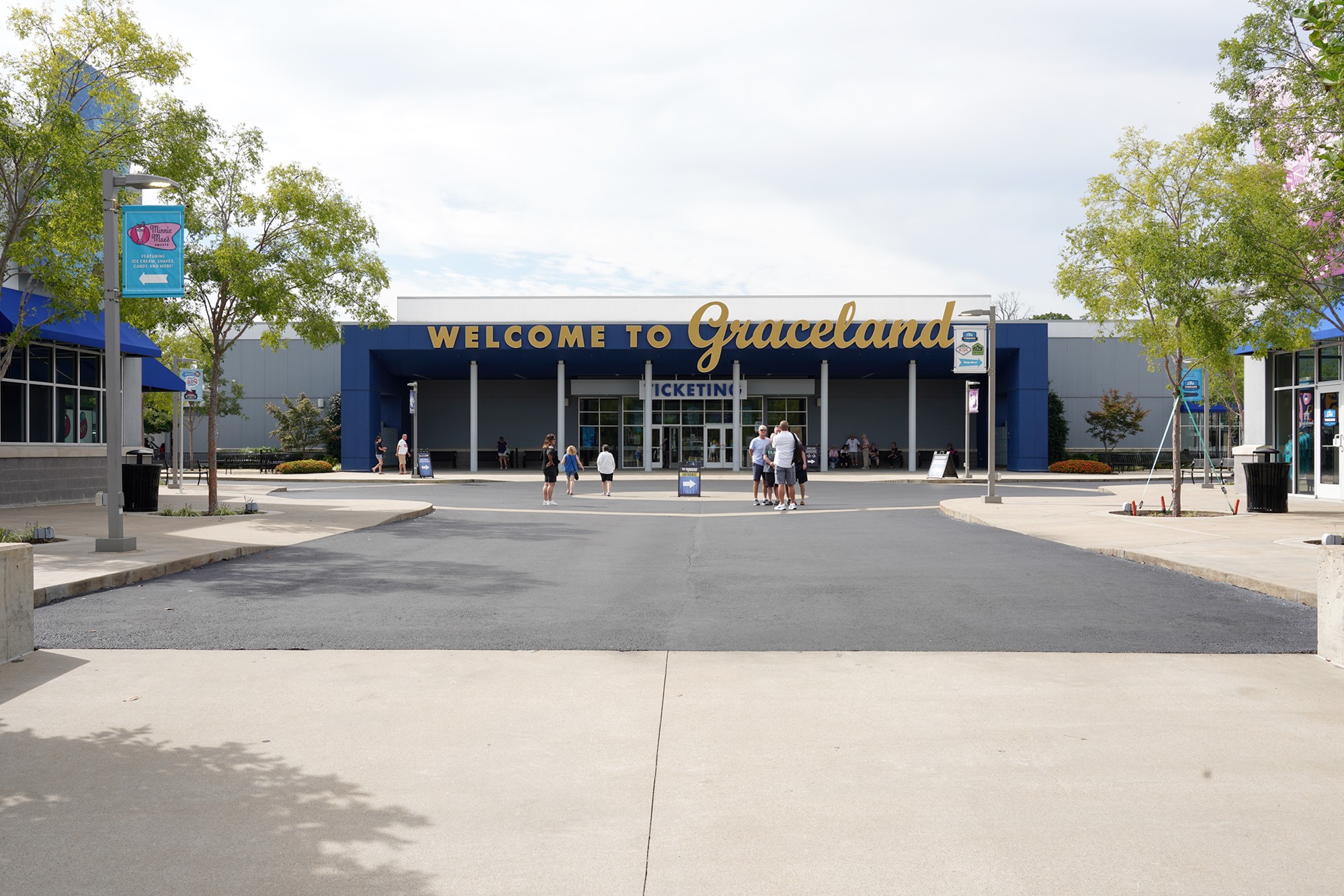 Graceland - Elvis Museum (2)