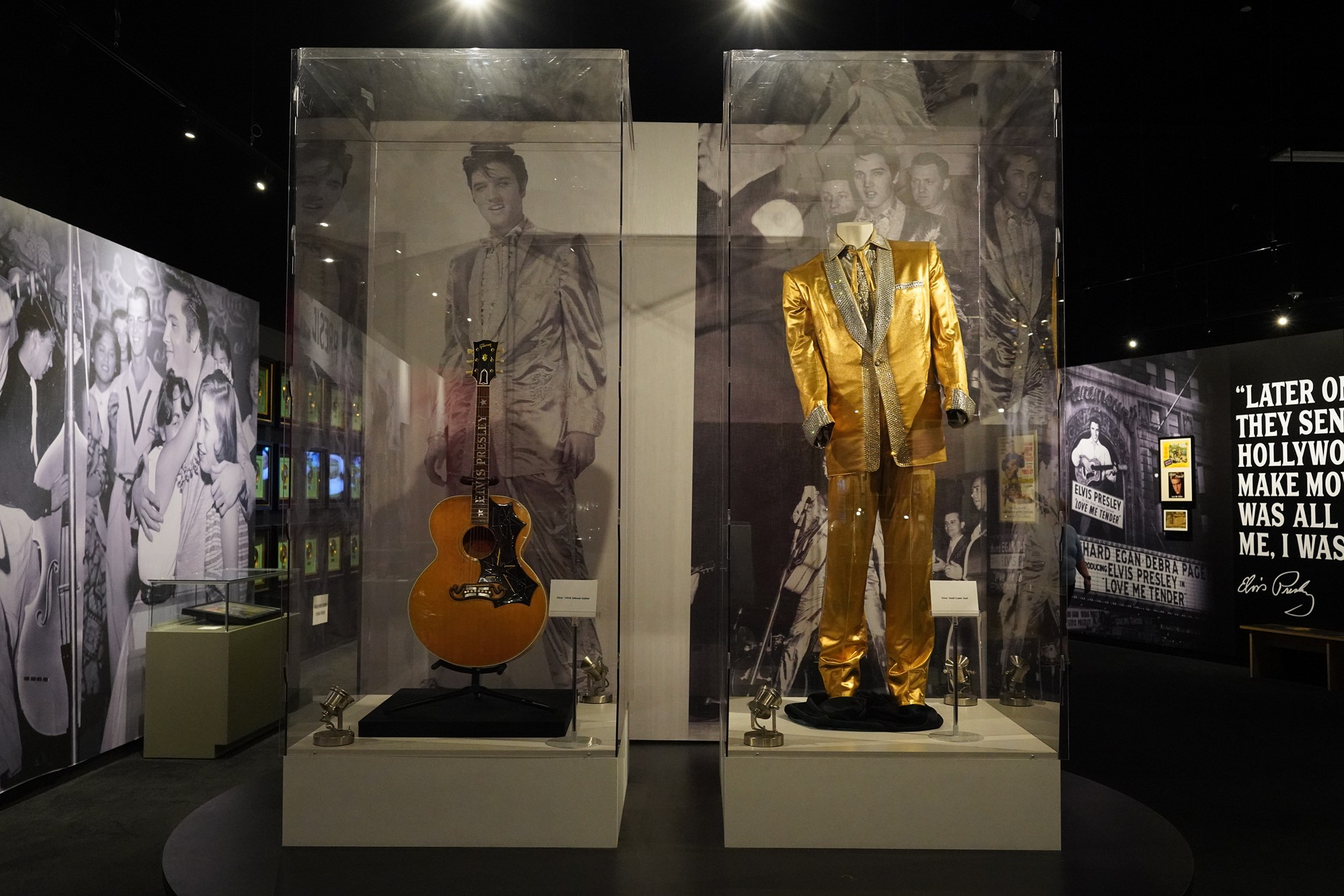 Graceland - Elvis Museum (29)