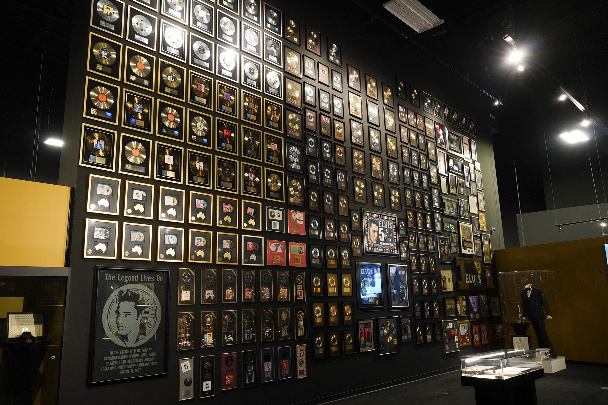 Graceland - Elvis Museum (56)