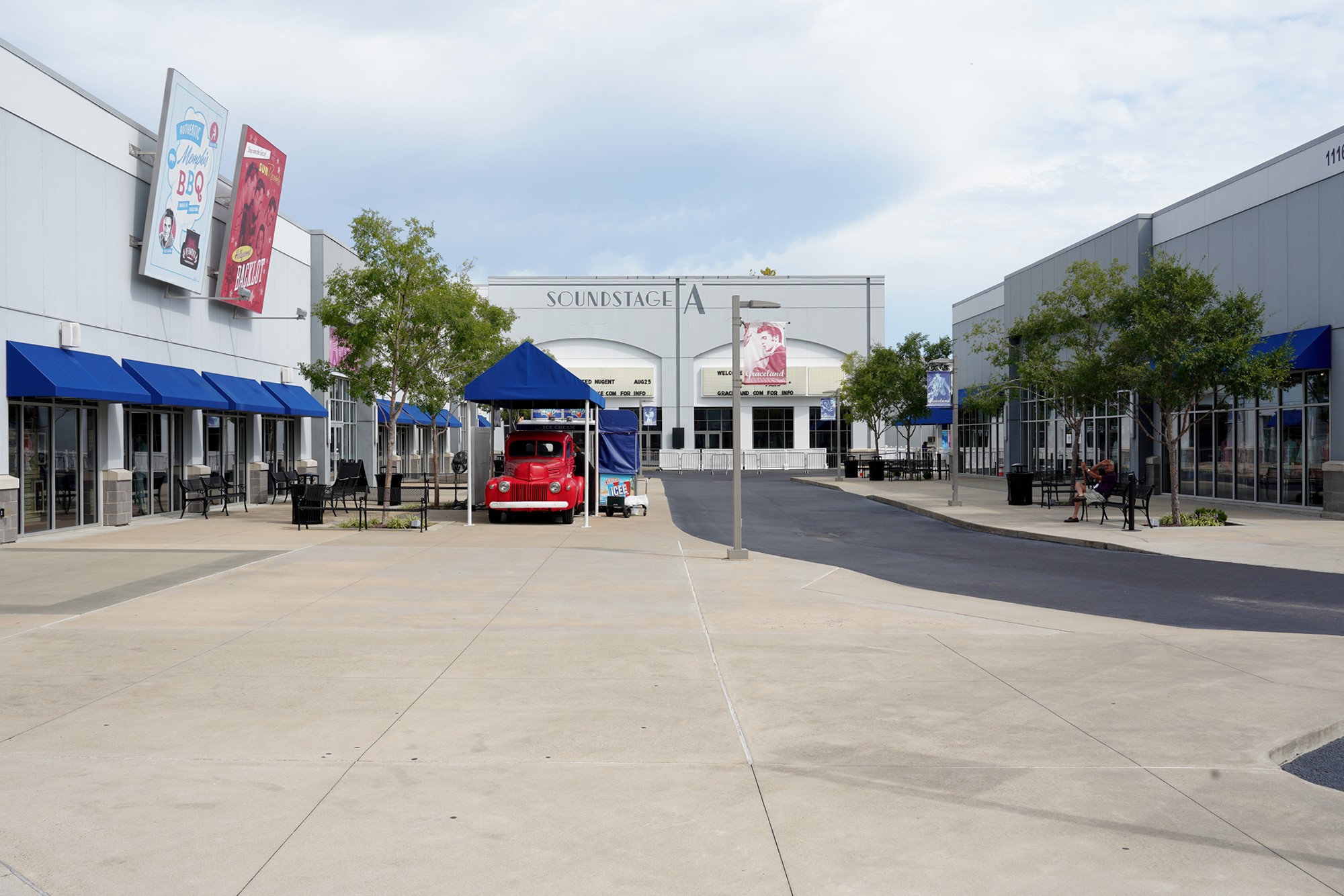 Graceland - Elvis Museum (7)
