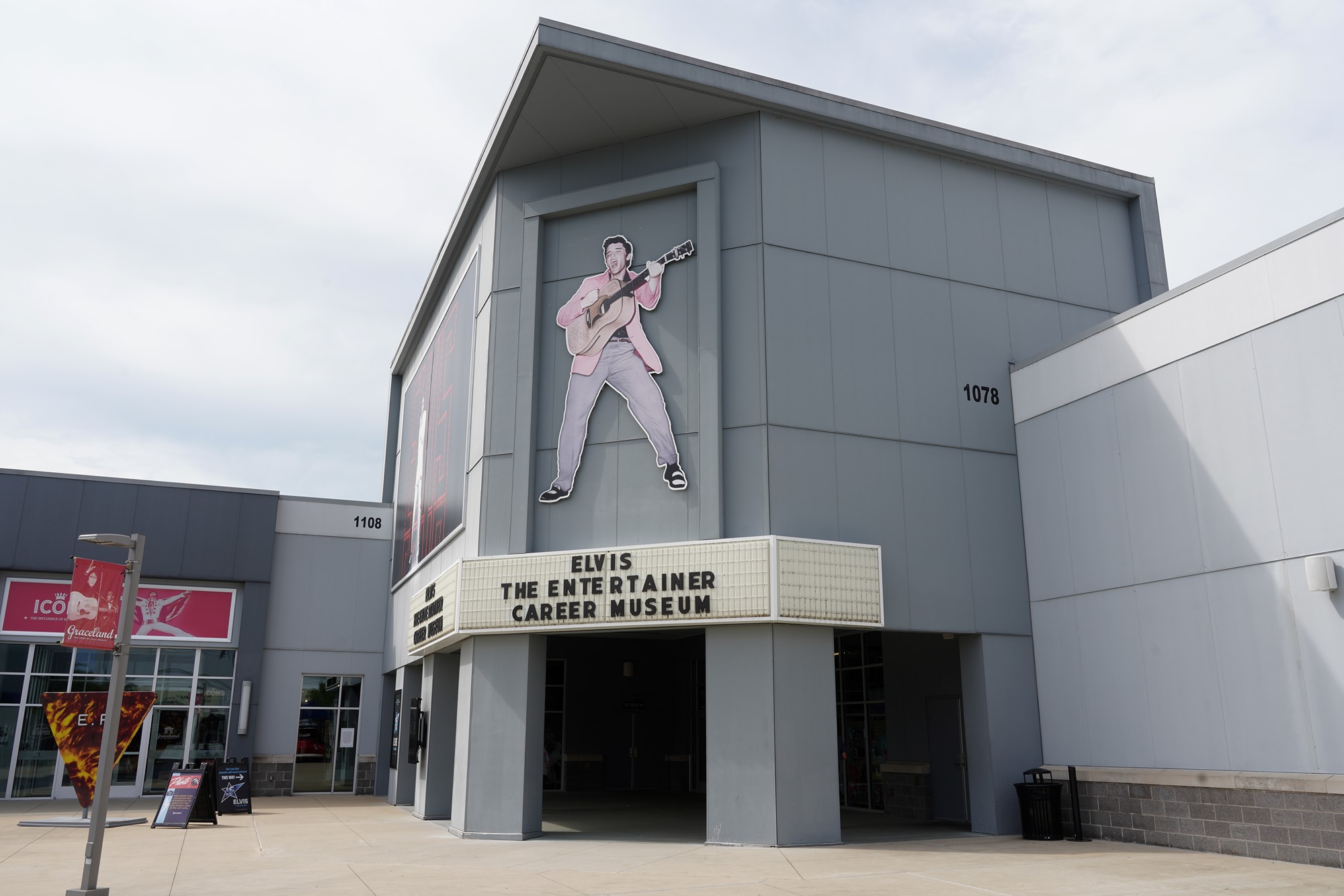 Graceland - Elvis Museum (8)